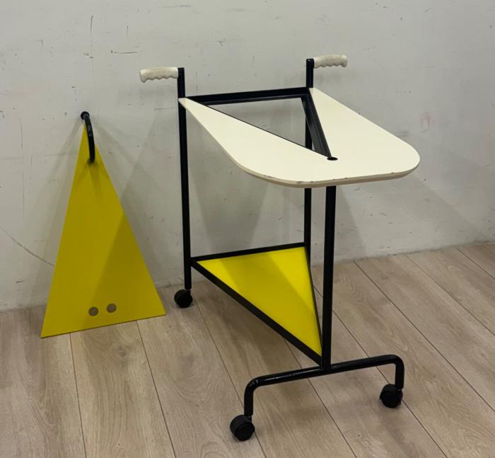 Carrello Bar Portavivande Anni '80 - stile Postmoderno / Memphis Design Metallo e laminato giallo e bianco — fotografia 1
