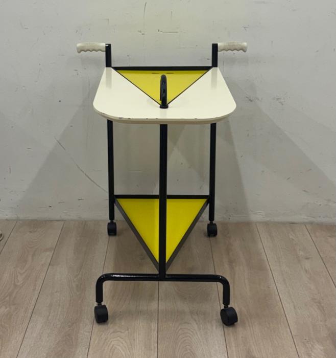Carrello Bar Portavivande Anni '80 - stile Postmoderno / Memphis Design Metallo e laminato giallo e bianco — fotografia 3