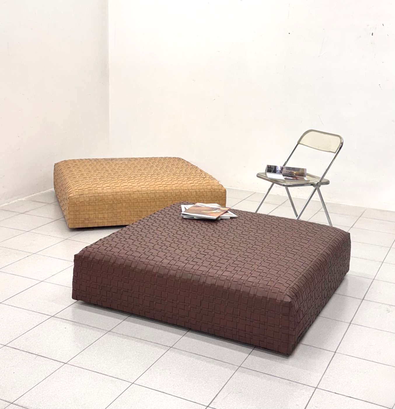 GRANDE POUFF IN PELLE INTRECCIATA