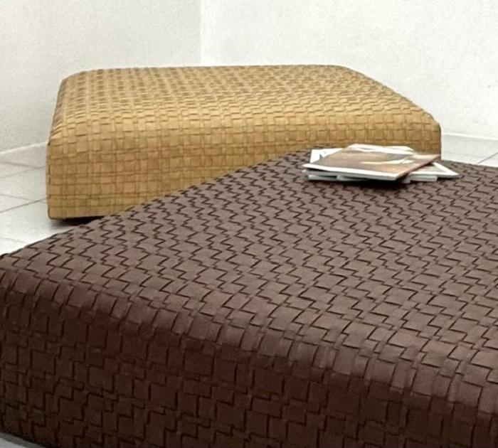 GRANDE POUFF IN PELLE INTRECCIATA — fotografia 3