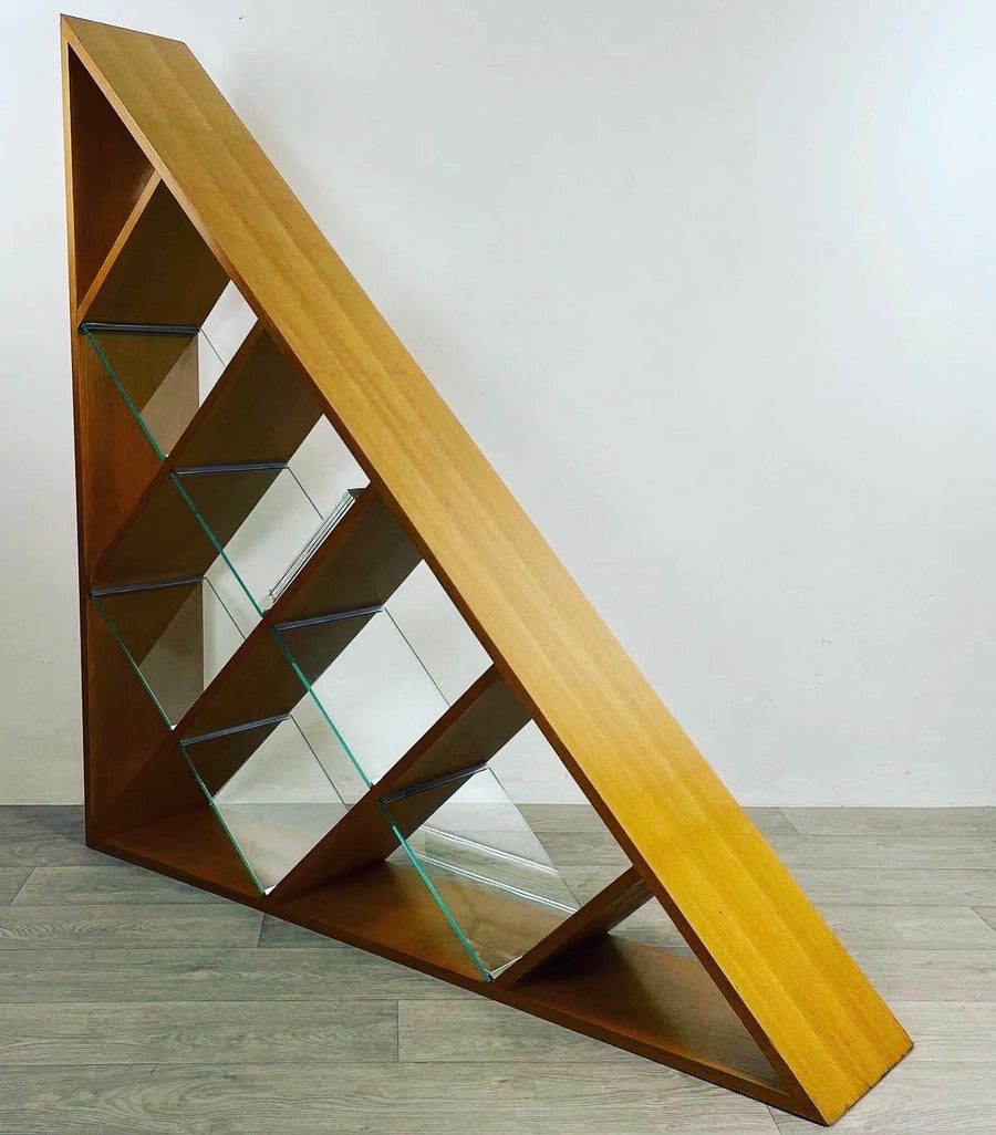 Libreria triangolare in legno con ripiani in vetro, anni '70