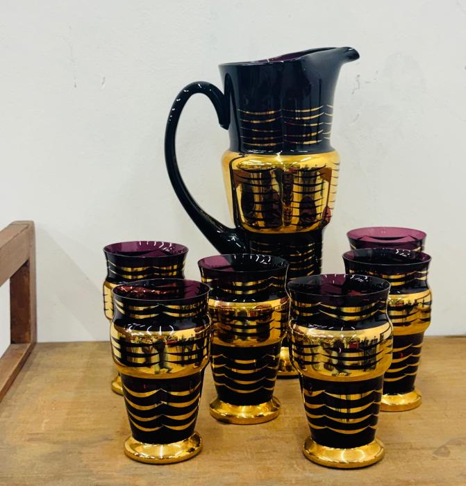 Set da tavola 6 bicchieri con Caraffa, decori in oro. — fotografia 8