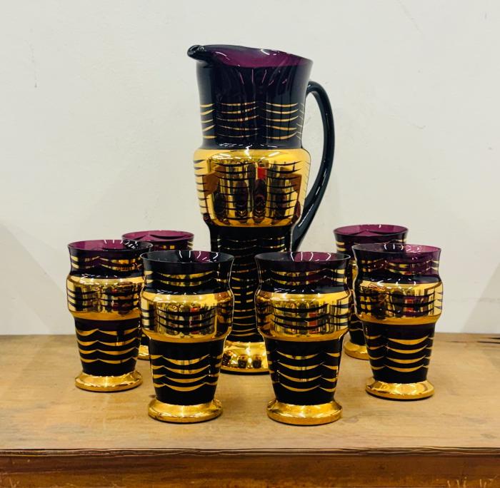 Set da tavola 6 bicchieri con Caraffa, decori in oro. — fotografia 1